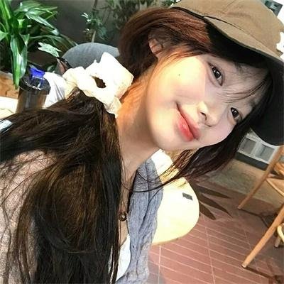 走进酒吧的女孩